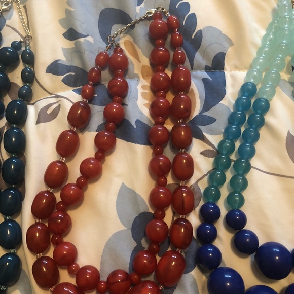 Set of three chunky necklaces- reds and blue - Picture 3 of 4